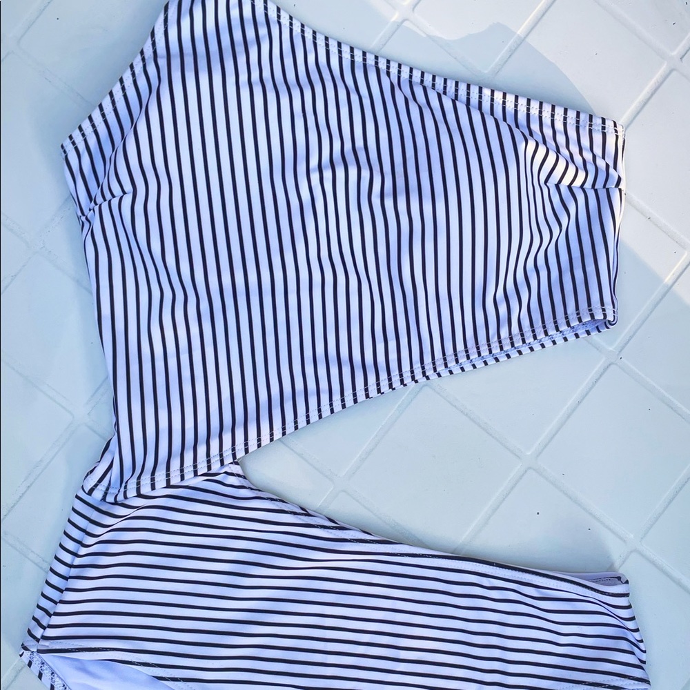 extremely flattering black & white striped medium one piece.